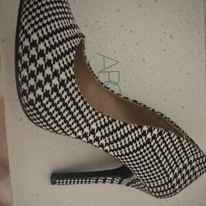 Cloth Pattern Abound W/B